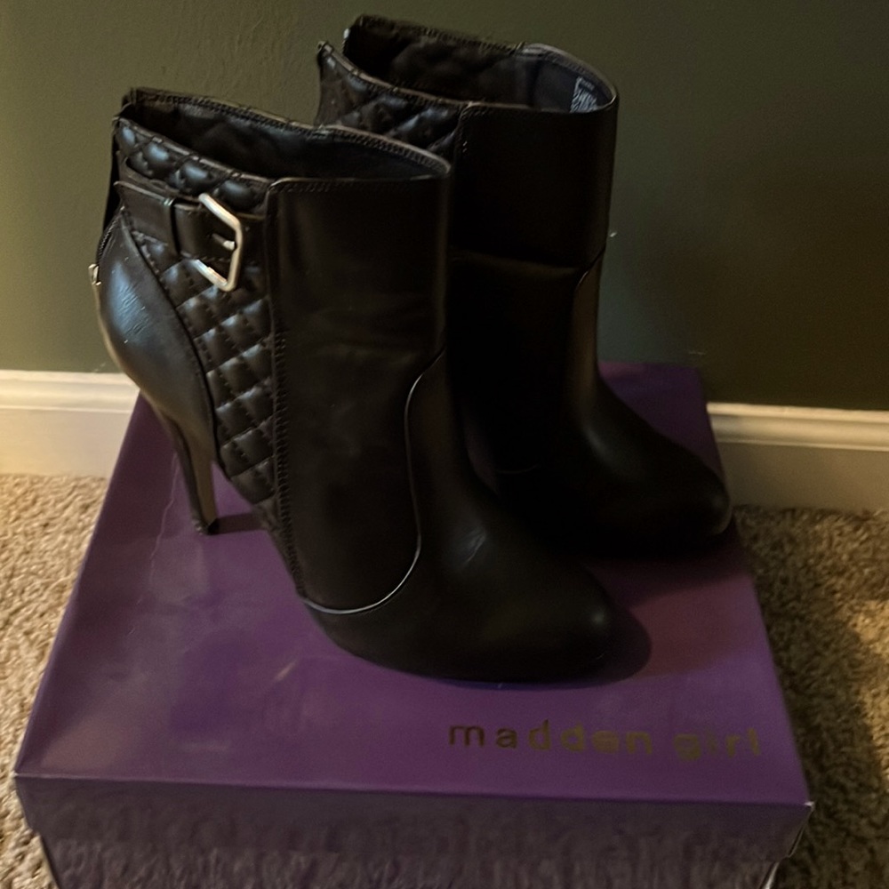 Madden Girl Women's Ariiana Boot size 9